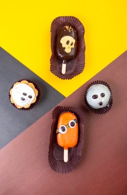Kleurrijk creatief versierde koekjes voor halloween-feest