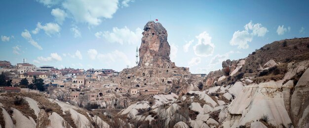 Kleurrijk dorp Ortahisar Kalesi Castle Cappadocië, Turkije