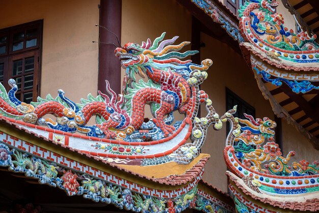 Kleurrijk drakenbeeldhouwwerk op het dak In een Boeddhistische tempel in Danang Vietnam