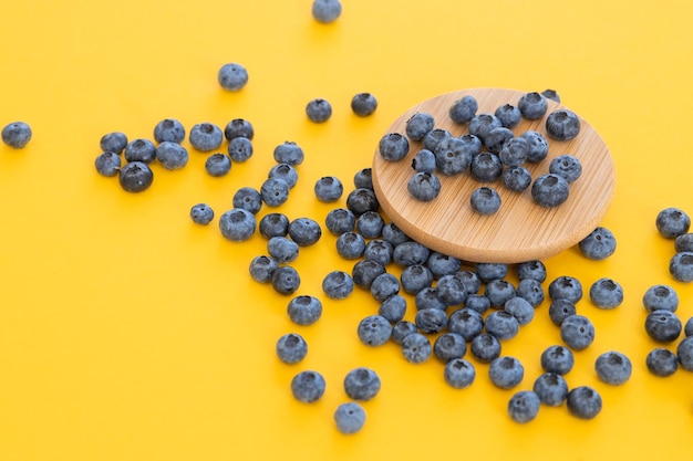 Kleurrijk fruitpatroon van bosbessen op gele achtergrond