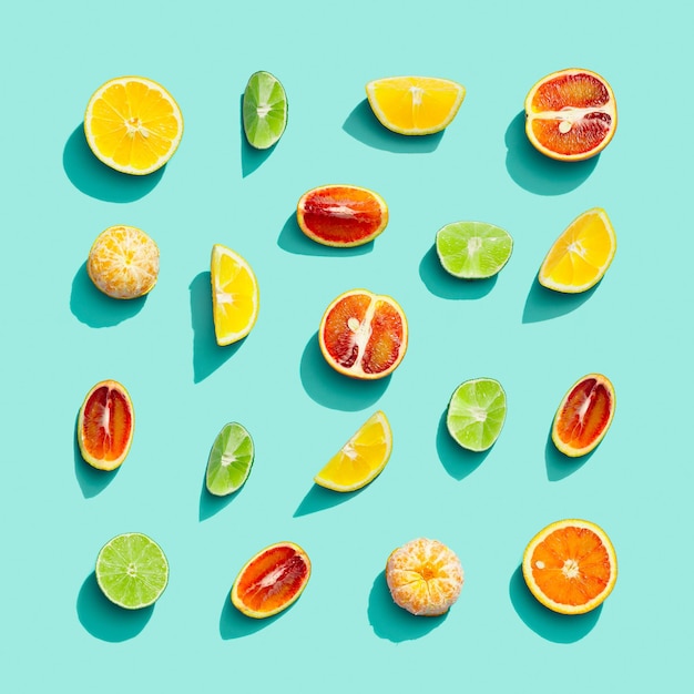 Kleurrijk fruitpatroon van verse citrus, citroen, rood oranje mandarijn en limoen op blauwe achtergrond Su