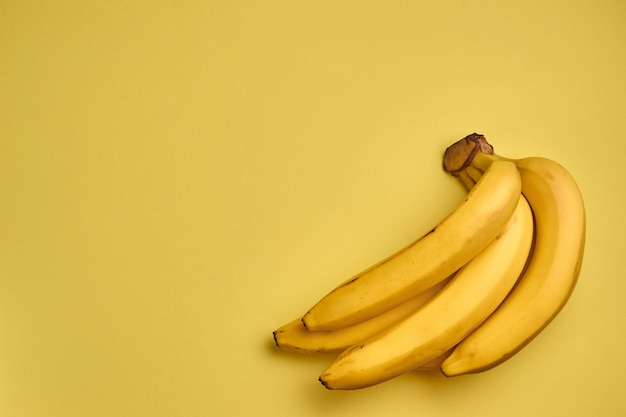 Kleurrijk fruitpatroon van verse gele bananen op geel