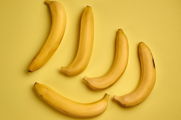 Kleurrijk fruitpatroon van verse gele bananen op geel