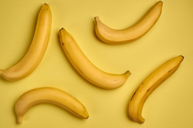 Kleurrijk fruitpatroon van verse gele bananen op geel