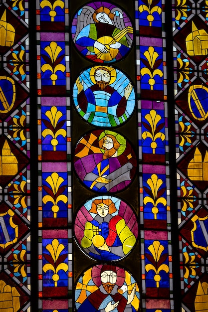 Kleurrijk gebrandschilderd glasvenster in een kerk in batumi, georgië