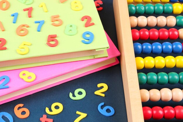 Foto kleurrijk getallentelraam en boeken op schoolbankachtergrond