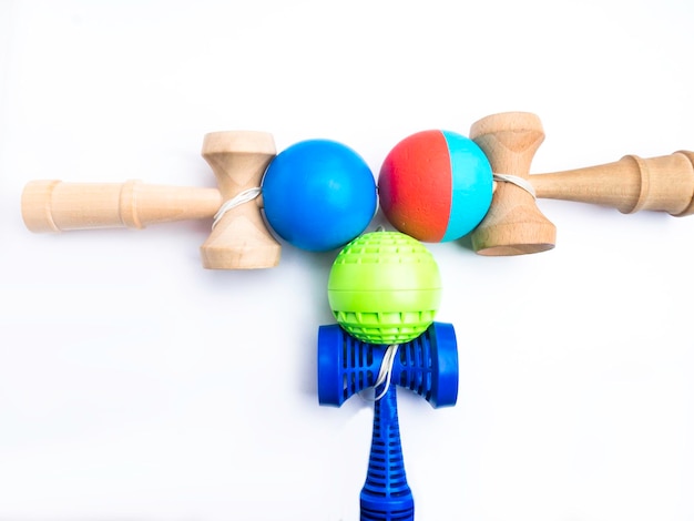 Kleurrijk Kendama Japans speelgoed dat op wit competitieconcept wordt geïsoleerd