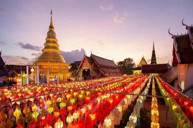 Kleurrijk Lampenfestival en Lantaarn in Loi Krathong in Wat Phra That Hariphunchai Lamphun Provincie Thailand