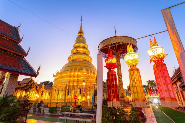 Kleurrijk Lampfestival en Lantaarn in Loi Krathong in Wat Phra That Hariphunchai, Lamphun Province, Thailand