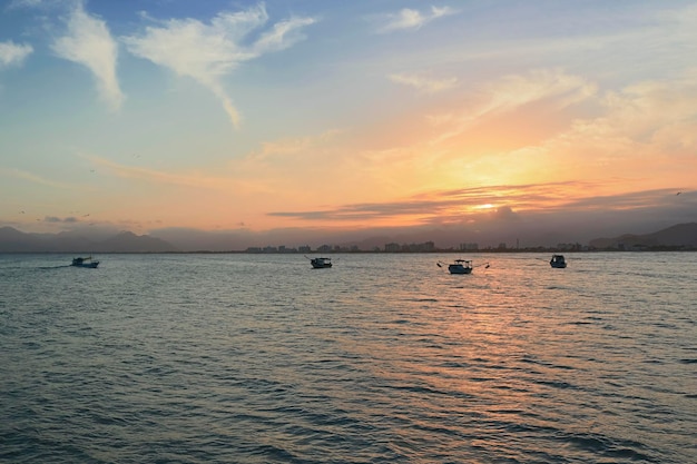 Kleurrijk landschap op het Braziliaanse strand bij zonsondergang