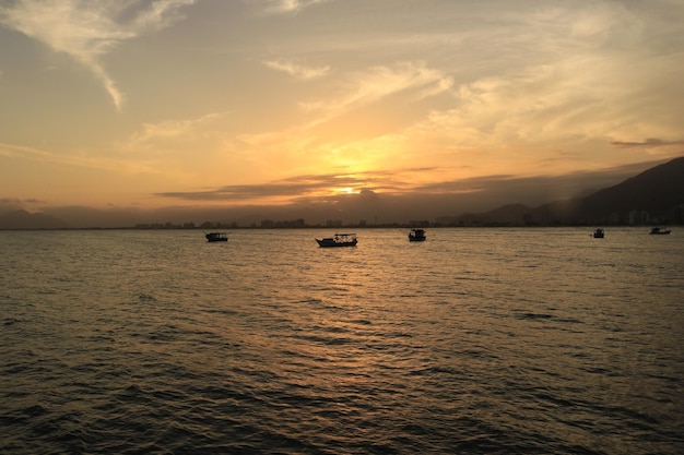 Kleurrijk landschap op het Braziliaanse strand bij zonsondergang