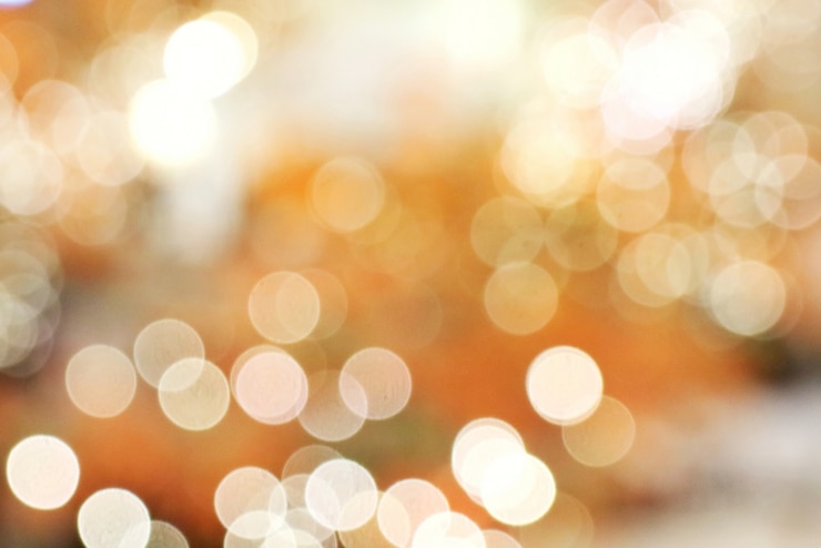 Foto kleurrijk licht en bokeh achtergrond. verlichting van kerstboom, low key.