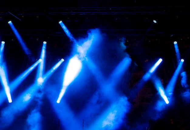 Kleurrijk licht op een leeg podium.