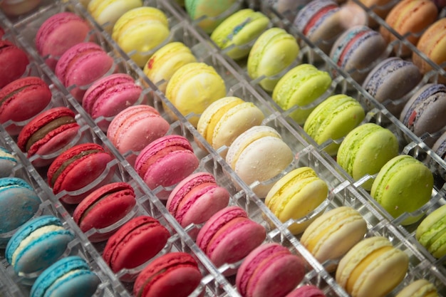 Kleurrijk macarons-dessert op de plank te koop