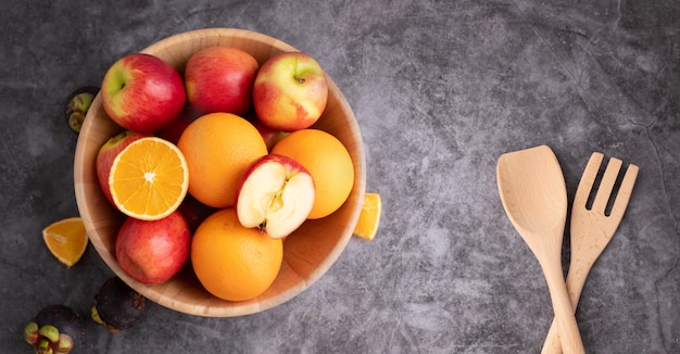 Foto kleurrijk mengelingsfruit op houten plaat.