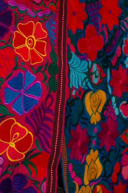 Kleurrijk Mexicaans kledingstuk met bloemen