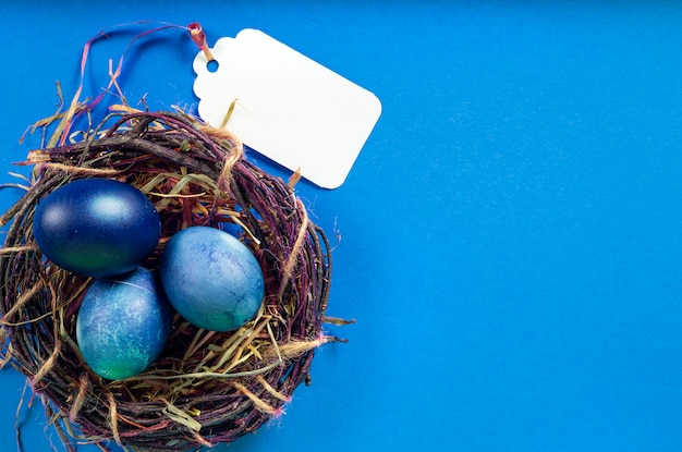 Kleurrijk oppervlak met paaseieren op blauw oppervlak