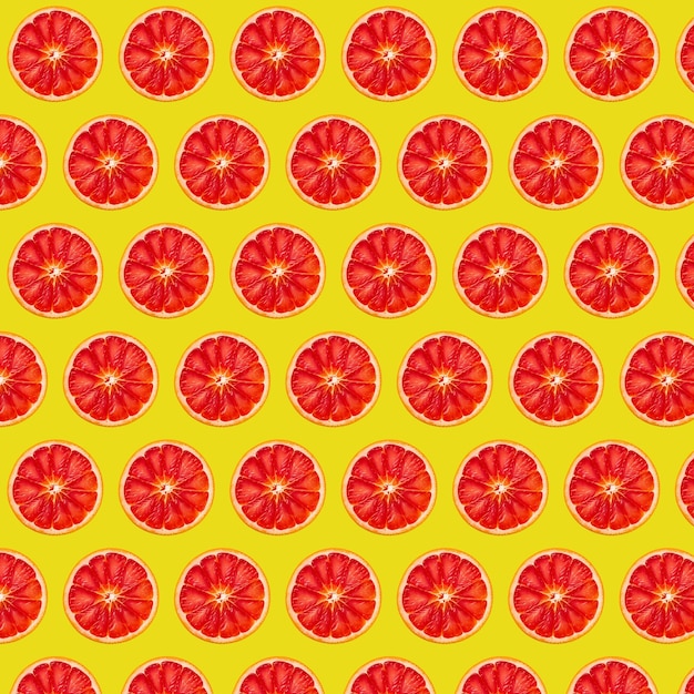 Kleurrijk patroon van verse rode sinaasappelschijfjes op groene of turkooise achtergrond Bovenaanzicht of plat leggen