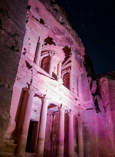 Kleurrijk Petra 's nachts in AlKhazneh of de schatkamer Petra Wadi Musa Jordan