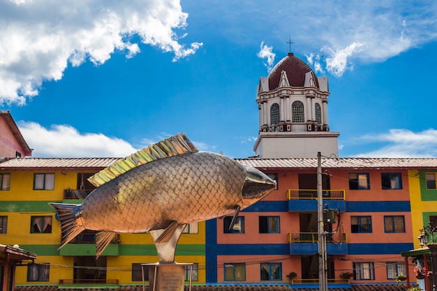 kleurrijk plein met kerk in guatape colombia