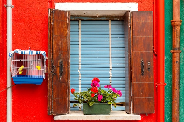 Kleurrijk raam aan de muur burano venetië italië
