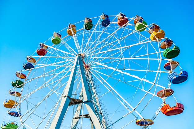 Kleurrijk reuzenrad van het pretpark in de blauwe hemel