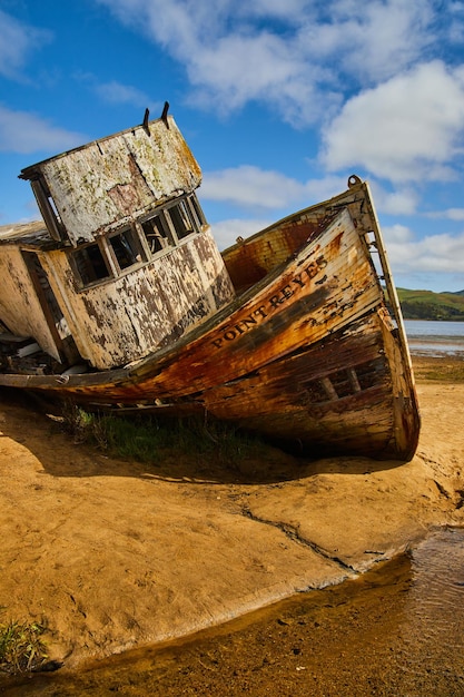 Kleurrijk scheepswrak op zandstrand bij Point Reyes in Californië