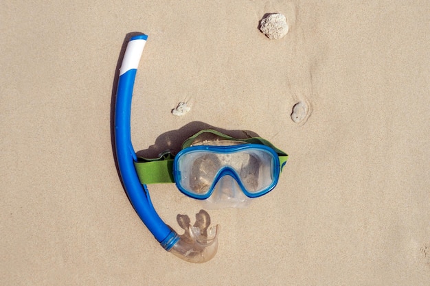 Foto kleurrijk snorkelmasker aan zee, afgelegen tropische stranden