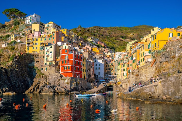 Kleurrijk stadsbeeld van gebouwen boven de Middellandse Zee Europa Cinque Terre in Italië