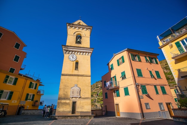 Kleurrijk stadsbeeld van gebouwen boven de Middellandse Zee Europa Cinque Terre in Italië