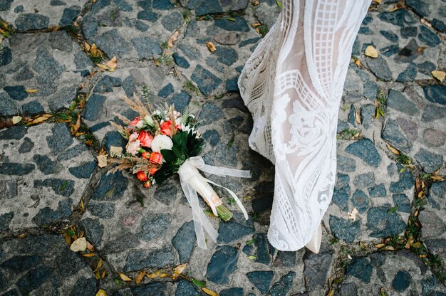 Kleurrijk stijlvol bruidsboeket gemaakt van bloemen