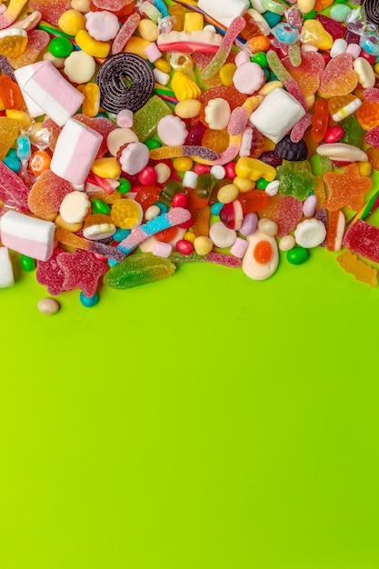 Kleurrijk suikergoed op groen