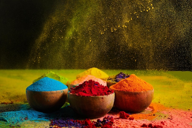 Kleurrijk traditioneel Holi-poeder in kommen Gelukkig Holi Concept Indisch kleurenfestival