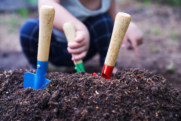 Kleurrijk tuingereedschap in de grond kleurrijke tuinaccessoires