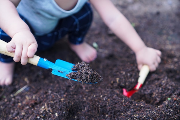 Foto kleurrijk tuingereedschap in de grond kleurrijke tuinaccessoires