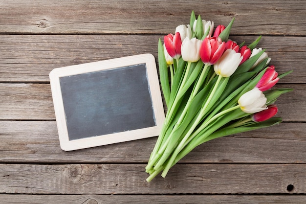 Kleurrijk tulpenboeket en bord