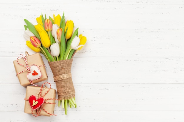 Kleurrijk tulpenboeket en geschenken