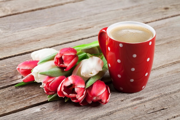 Kleurrijk tulpenboeket en koffiekopje