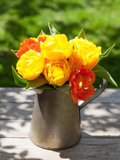 Kleurrijk tulpenboeket in gieter