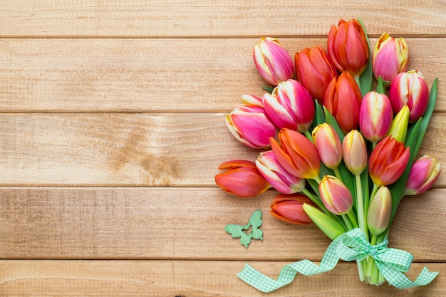 Kleurrijk tulpenboeket op een groene achtergrond