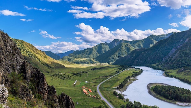 Kleurrijk uitzicht op de bergen en de Katun-rivier, met een eiland in het Altai-gebergte, Siberië