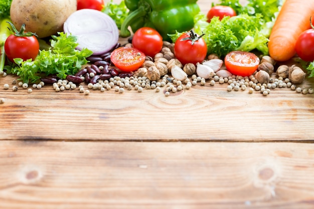 Kleurrijk van verse biologische groenten en salade voor het koken van dieet en gezonde voeding.