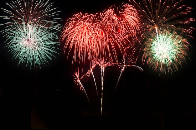 Kleurrijk van vuurwerk in festival van het vakantie het nieuwe jaar op zwarte hemel.