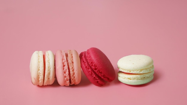 Foto kleurrijk van zoete franse bitterkoekjes op pastelkleurige achtergrond, kopieer ruimte.