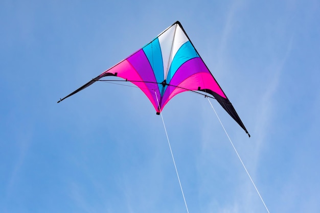 Kleurrijk vliegeren in de blauwe lucht