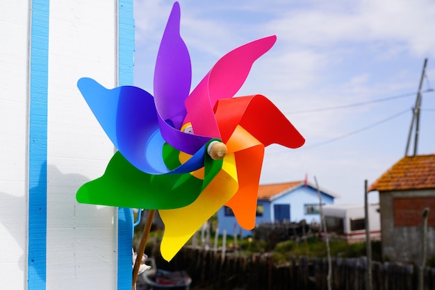 Kleurrijk vuurrad in de zomerstrandstraat voor kinderen, wielen spelen wind in plastic