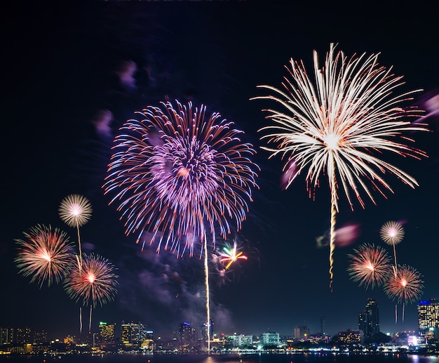 Kleurrijk vuurwerk op de zwarte hemelachtergrond