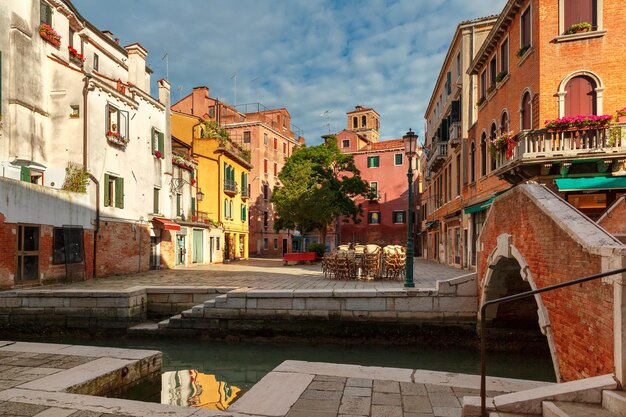 Kleurrijk zijkanaal en brug in venetië, italië