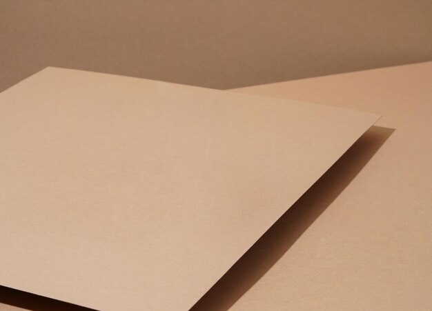 Kleurrijke achtergrond van bruin papier met schaduw Abstracte geometrische