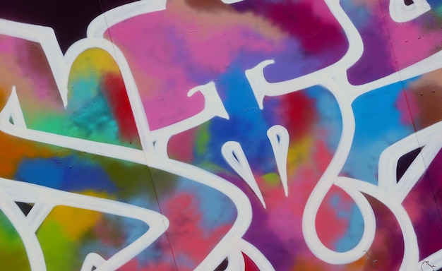 Kleurrijke achtergrond van graffiti schilderij kunstwerk met heldere aerosol strips op metalen wand